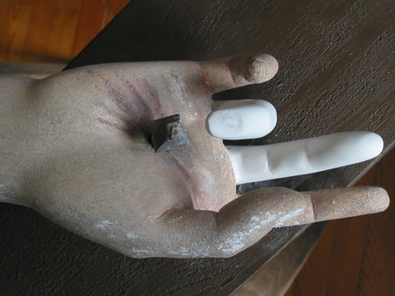 Kruzifixus, Ausschnitt rechte Hand mit Holzerg�nzung, grundiert